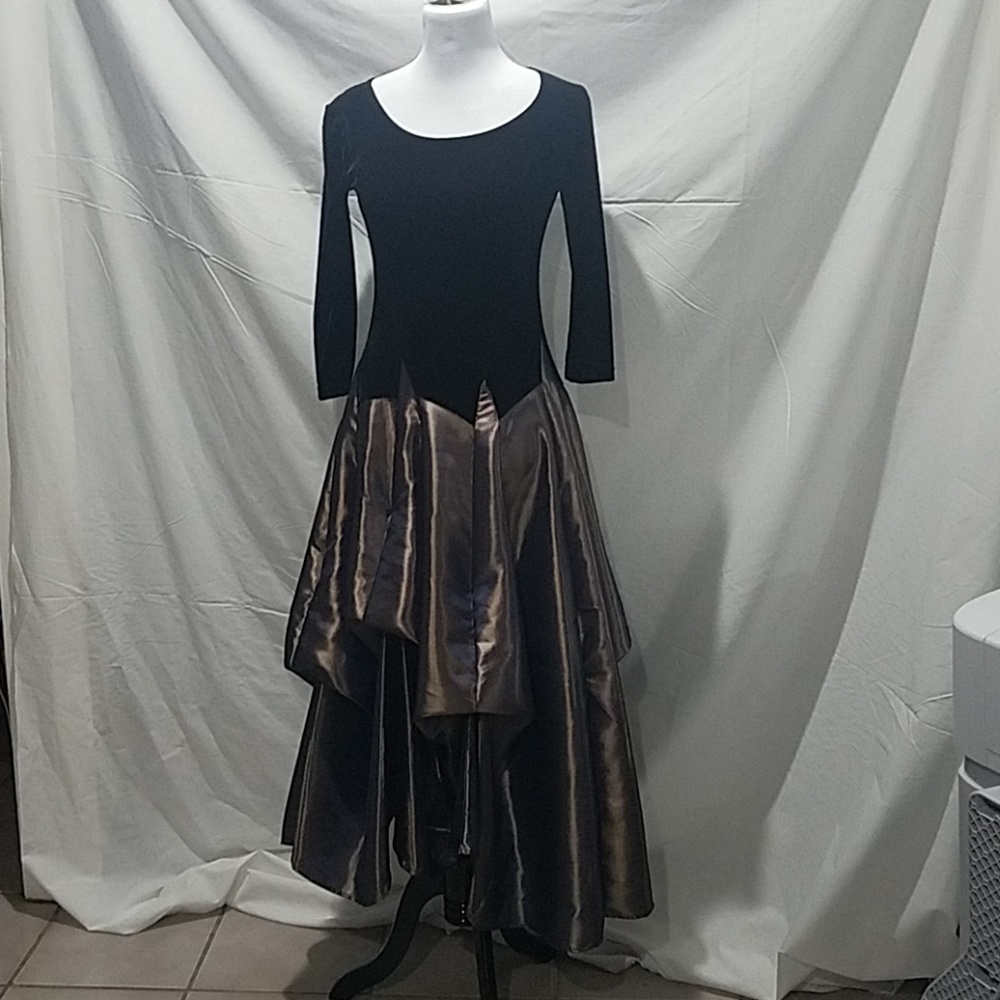 Magdelena Black and metallic gown
